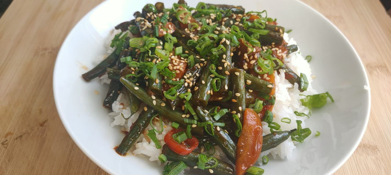 Reis mit Gemüse, grüne Bohnen und Karotten an asiatischer Sauce