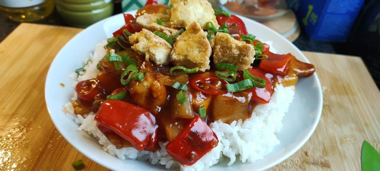 Sweet and Sour Sauce mit knusprigem Tofu serviert mit Reis