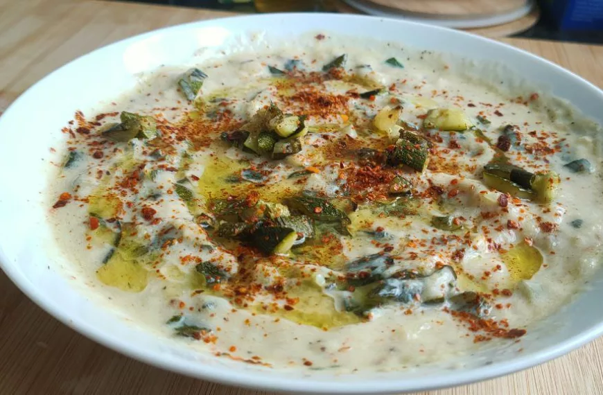 Veganer Zucchini Dip, inspiriert von Baba Ghanoush, garniert mit Olivenöl und Chiliflocken