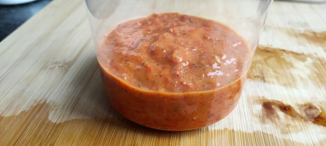 Paprika Sauce abgefüllt in Plastikbehälter zur Aufbewahrung